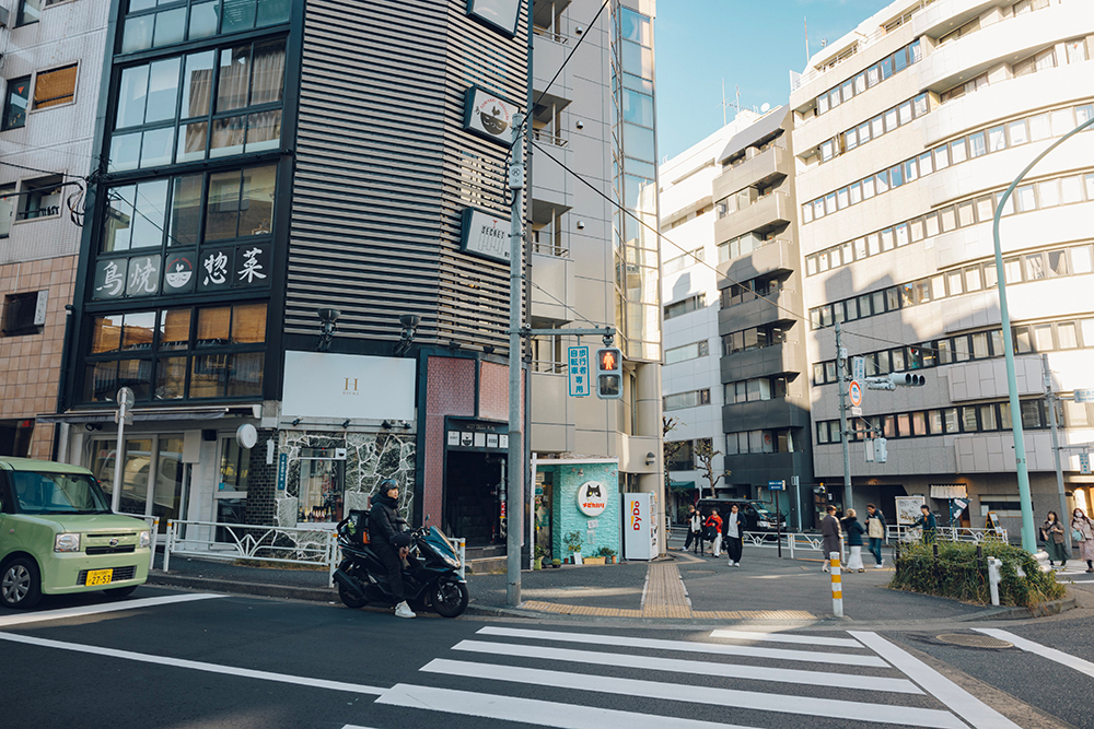 横断歩道を左に渡ります