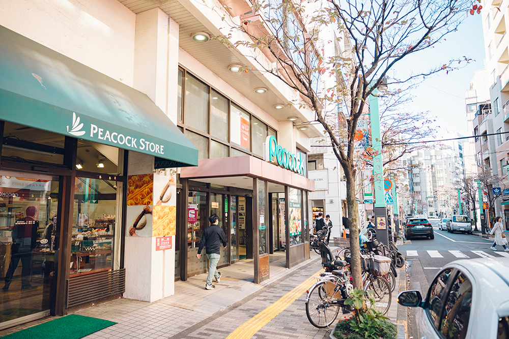左手にPeacock