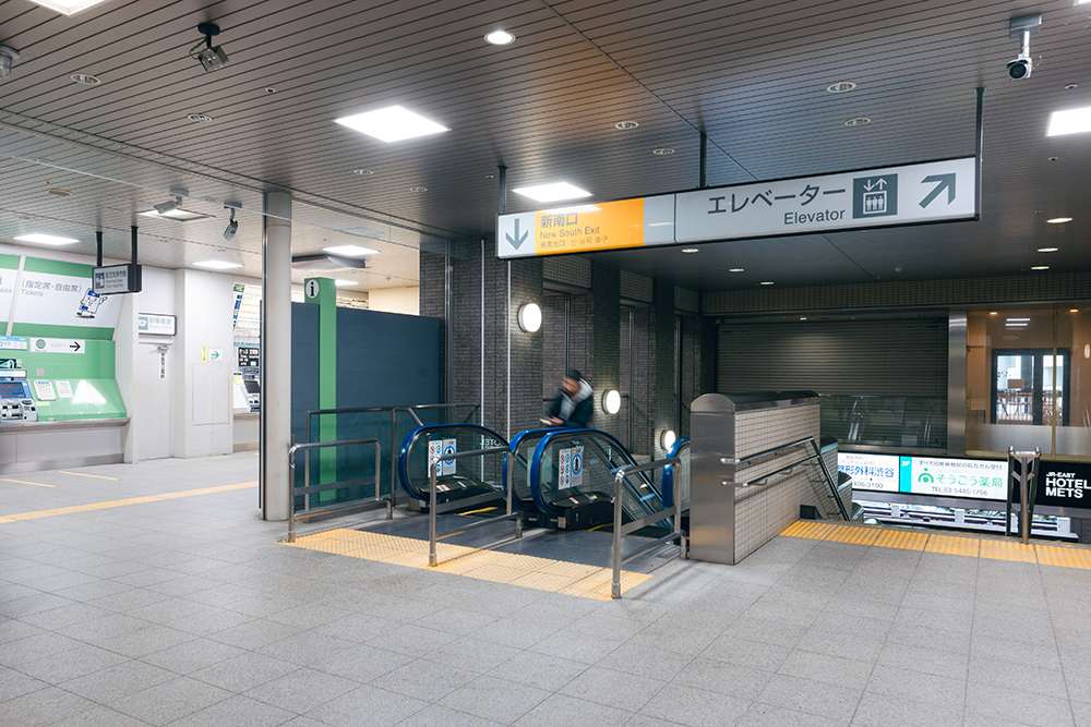 階段／エスカレーターを降ります