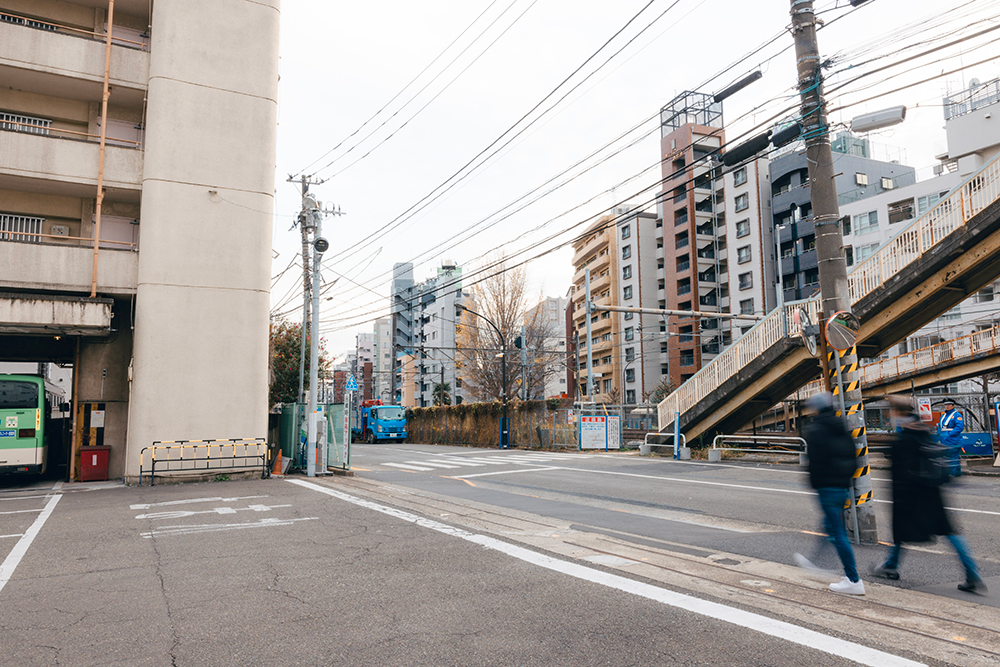 横断歩道を渡って歩道橋を上ります