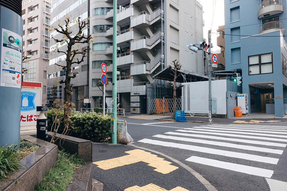 横断歩道を右に渡り左に進みます